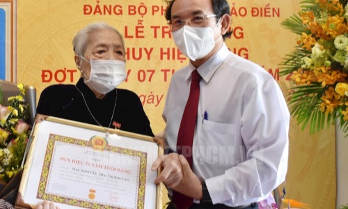 TP. Hồ Chí Minh: Trên 1.760 đảng viên nhận Huy hiệu Đảng đợt 7-11-2022